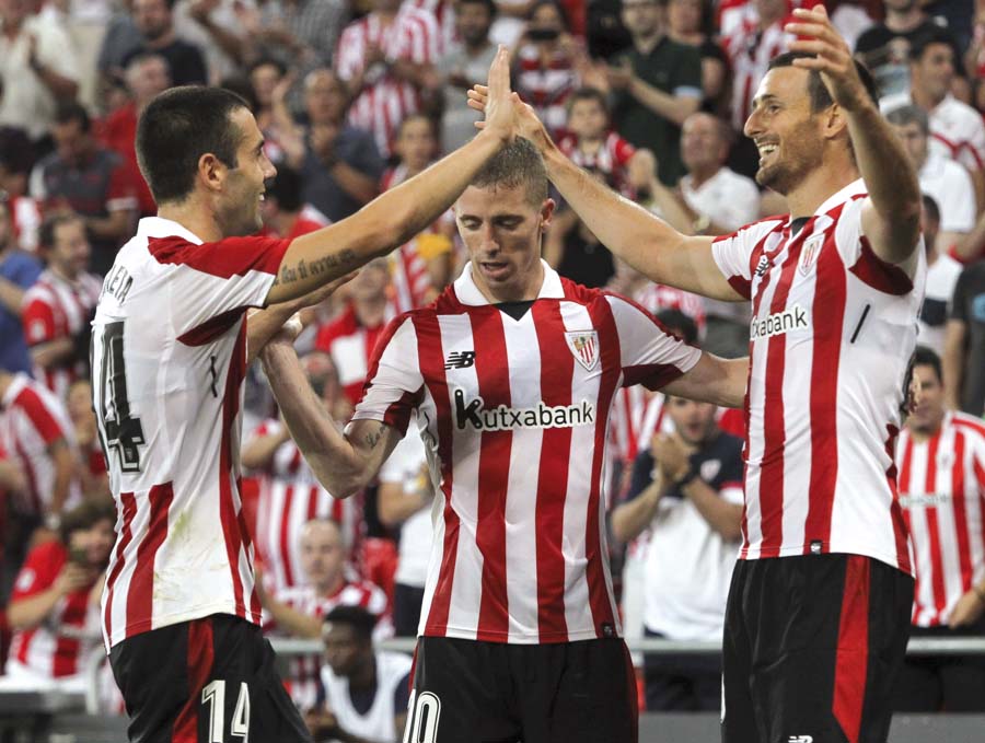 GRA309. BILBAO, 03/08/2017.- El delantero del Athletic de Bilbao Aritz Aduriz celebra con Susaeta (i) y Muniain (c) tras marcar el tercer gol ante el Dinamo de Bucarest, durante el partido de vuelta de la tercera ronda clasificatoria de la Liga Europa disputado esta noche en el estadio de San Mamés, en Bilbao. EFE/Miguel Toña