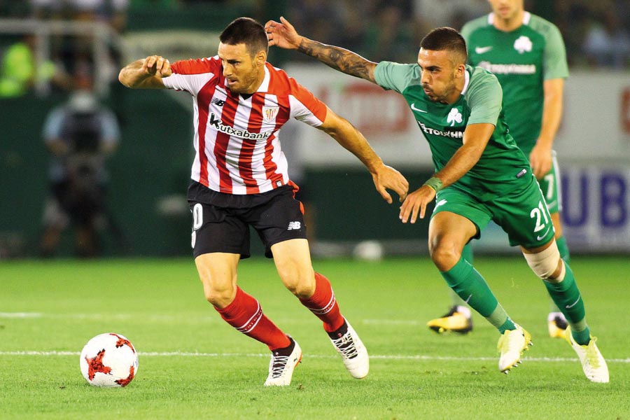 ATH05. ATENAS (GRECIA), 17/08/2017.- El jugador del Panathinaikos Dimitris Kourbelis (d) disputa un balón frente al jugador del Athletic de Bilbao Aritz Aduriz (i), hoy, jueves 17 de agosto de 2017, durante la ronda eliminatoria de la Liga Europea UEFA en el partido que enfrenta al Panathinaikos FC contra el Athletic de Bilbao, en el Estadio Apostolos Nikolaidis de Atenas (Grecia). EFE/SPYROS CHORCHOUBAS