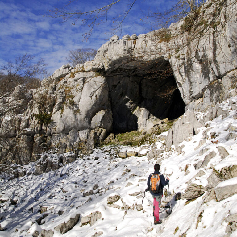 Gruta de Supelegor en el macizo de Itxina. ©Jon Benito