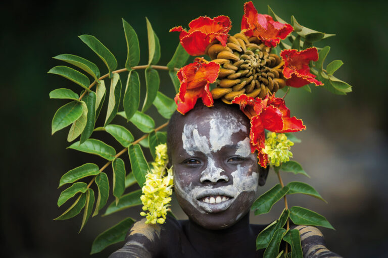 A los niños de la tribu Suri les gusta usar cualquier flor o planta como tocado.