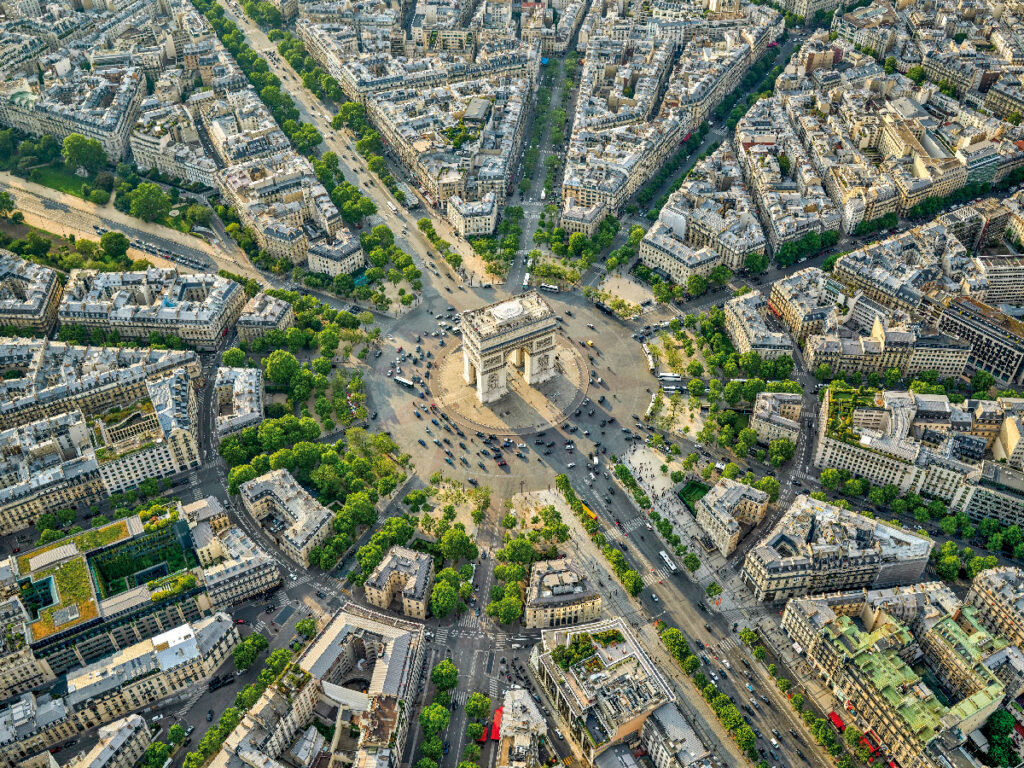 Conseguir sobrevolar la ciudad de Paris fue uno de los procesos que mayor trabajo burocrático supuso.
