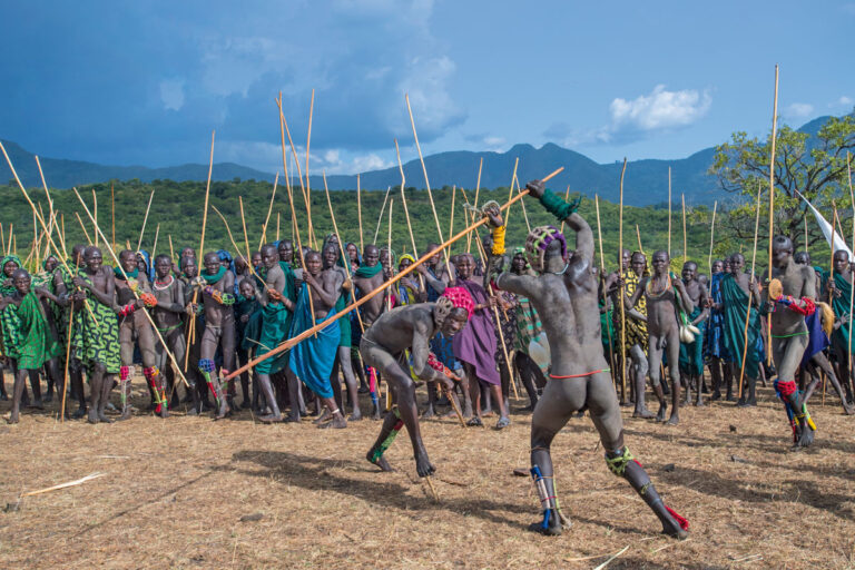 La pelea con palo de Donga es el deporte común entre los hombres de la tribu Suri para mostrar su virilidad y atraer a las mujeres.