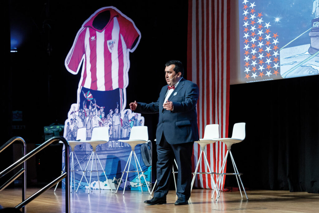 El periodista, Iñigo Crespo, organizador y presentador de la gala.