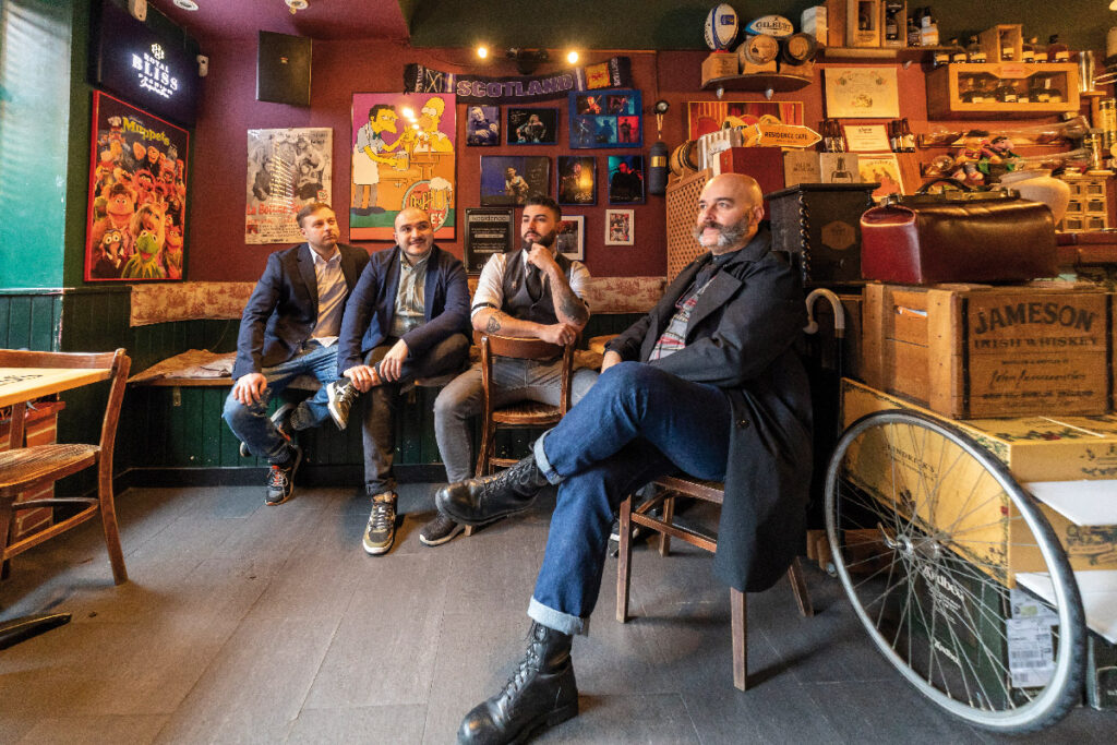 Alex Danilov, Fernando Valencia, Nando Ferrer y Manu Iturregi en su templo del lúpulo y los espirituosos.