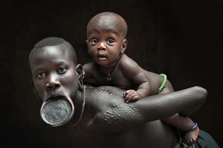 La tribu Suri, madre e hijo.