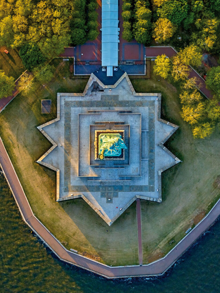 Su formación de arquitecto se puede percibir en algunas de sus fotos, como esta vista de la Estatua de la Libertad.