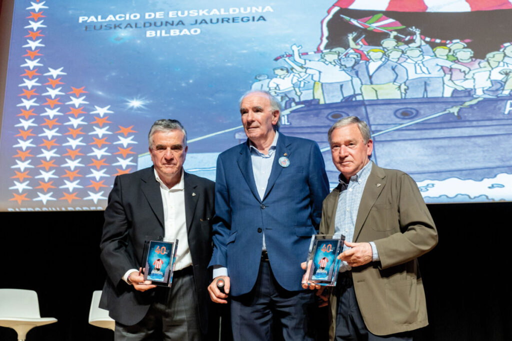 Tres leyendas: el capitán, Dani, el mito, Iribar, y el entrenador campeón, Javier Clemente.