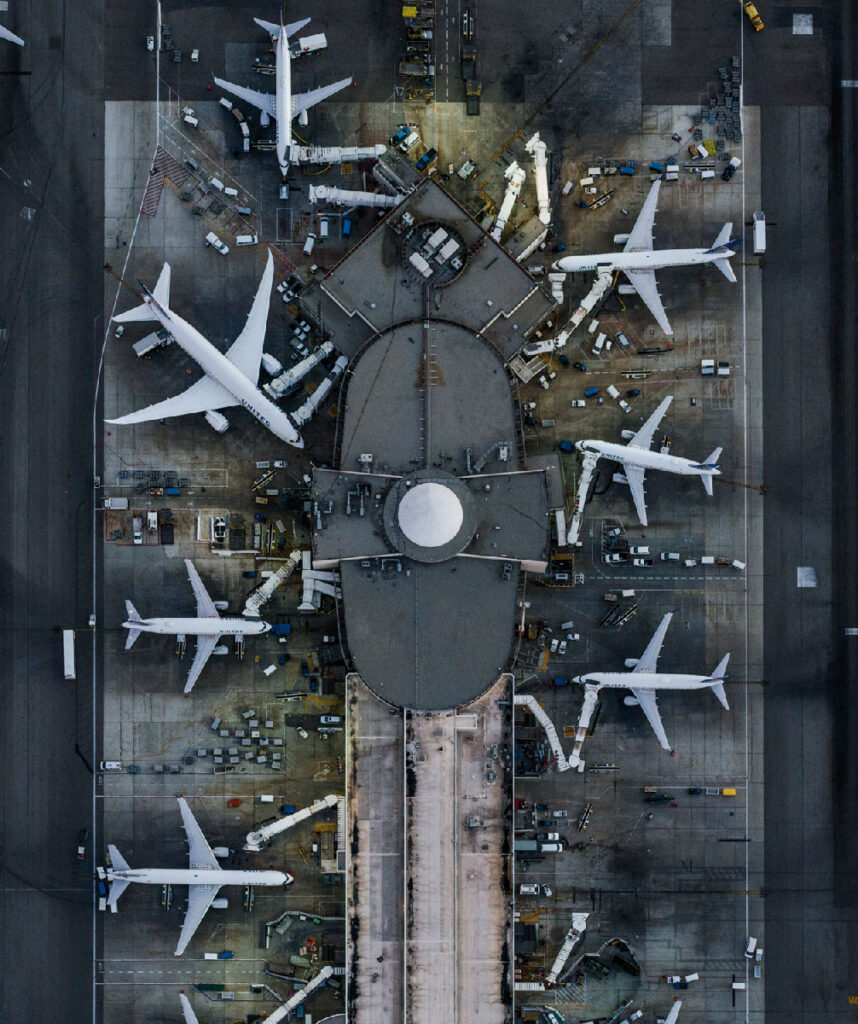 La fascinación por las aeronaves ha sido siempre recurrente en su obra.