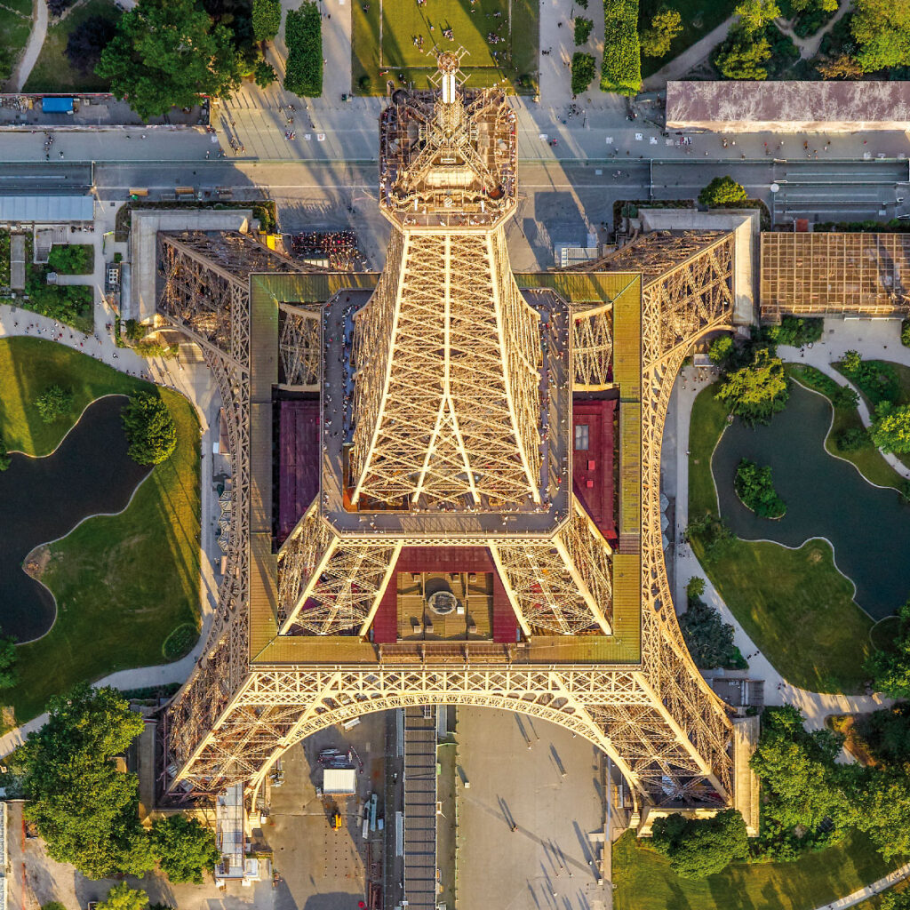 Un icono mundial como la Torre Eiffel se muestra imponente, fotografiada desde las alturas y con luz vespertina.
