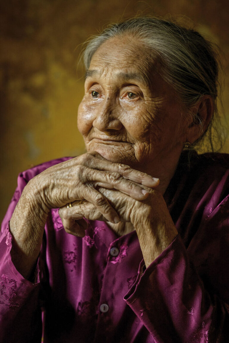La anciana de Hoi An, famosa como modelo fotográfica. Actuaba como modelo para fotógrafos de viajes y retratos que visitaban Hoi An. ©Zay Yar Lin