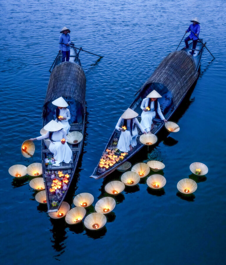 Soltar las linternas flotantes en el río Nhu Y representa prosperidad. ©Zay Yar Lin