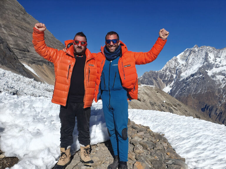 Eneko y Alex en campo base tras cumbre de Manaslu, 7 de enero