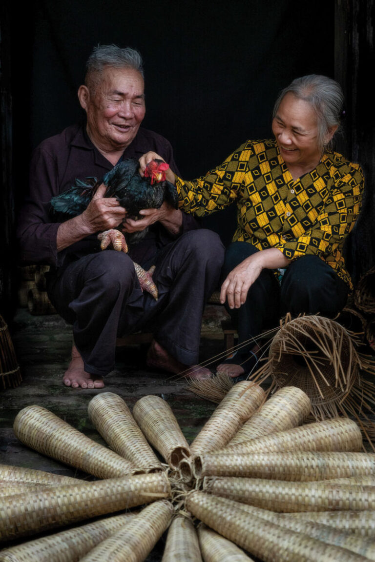 Fabricación de cestas de pesca en el pueblo artesanal de Dan, cerca de Hanoi. Las cestas se utilizan para pescar en Hung Yen. ©Zay Yar Lin