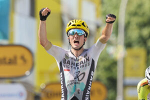 Momento en el que Pello Bilbao celebra la victoria en la etapa del Tour de Francia 2023. © Kei Tsuji / SprintCyclingAgency