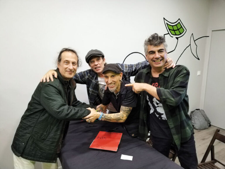 Gontzal Azkoitia con Fito y los Kikes en Librería Joker