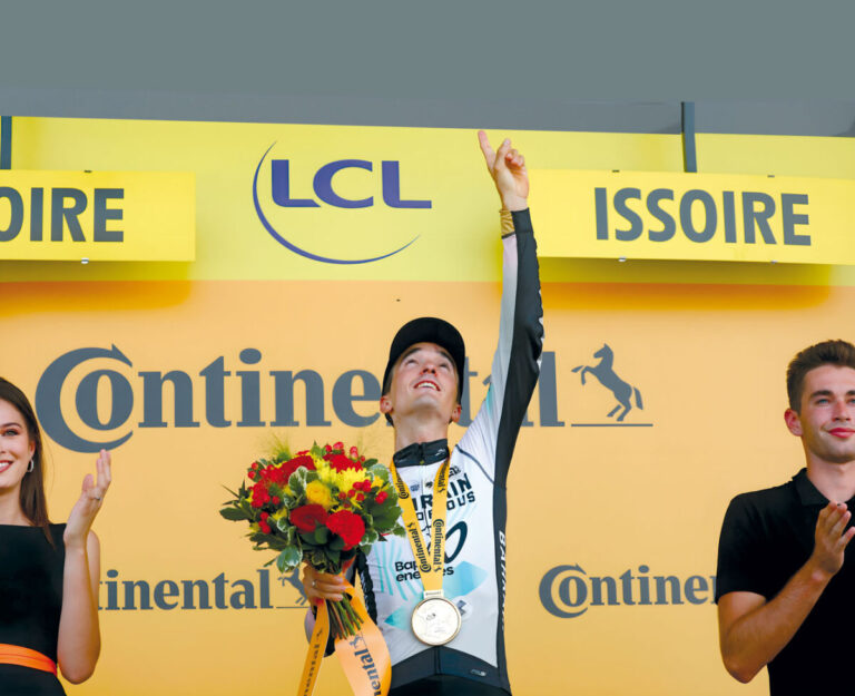 Pello Bilbao señala al cielo para dedicar su victoria a Gino. © Luca Bettini POOL / SprintCyclingAgency