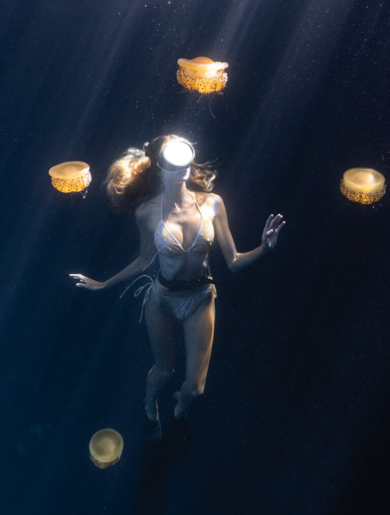 Esther nadando entre medusas. Cueva en Ciutadella, Menorca. Las