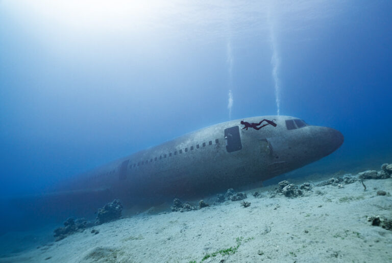 Avión hundido en aguas jordanas para crear arrecifes y así gen