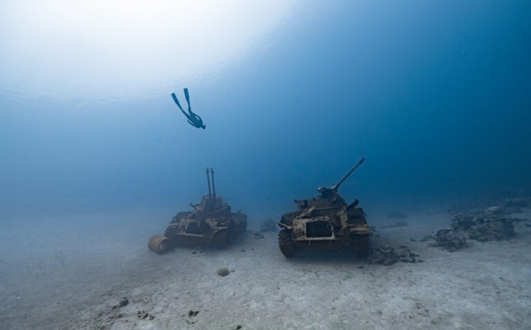 Tanques. Especie de museo submarino en Jordania que hizo el anti