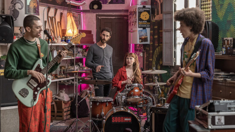 Pablo Scapigliati, Miriam Rubio y Julen Castillo debutan en el filme. La música es una protagonista más de la película.