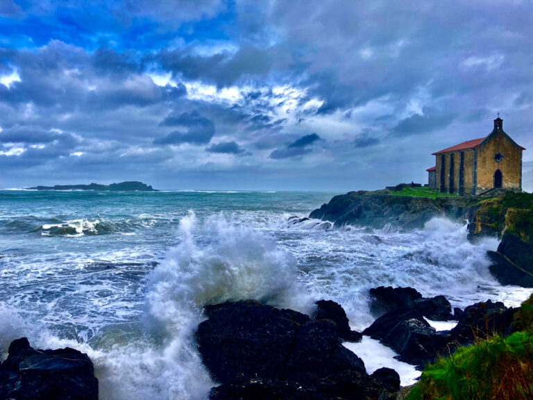 La belleza estremecedora de los acantilados costeros de Urdaibai. © Dani Artadi.