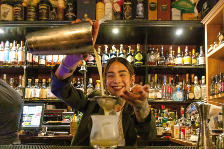 Valeria Naranjo @varmaid durante el Guest Bartending con Laphroa
