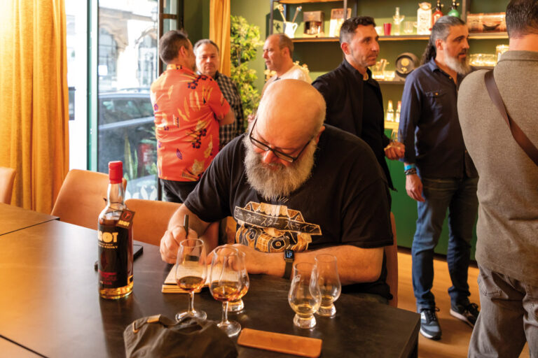 Billy Abbott, embajador de Whisky Exchange, en Edari Bilbao.