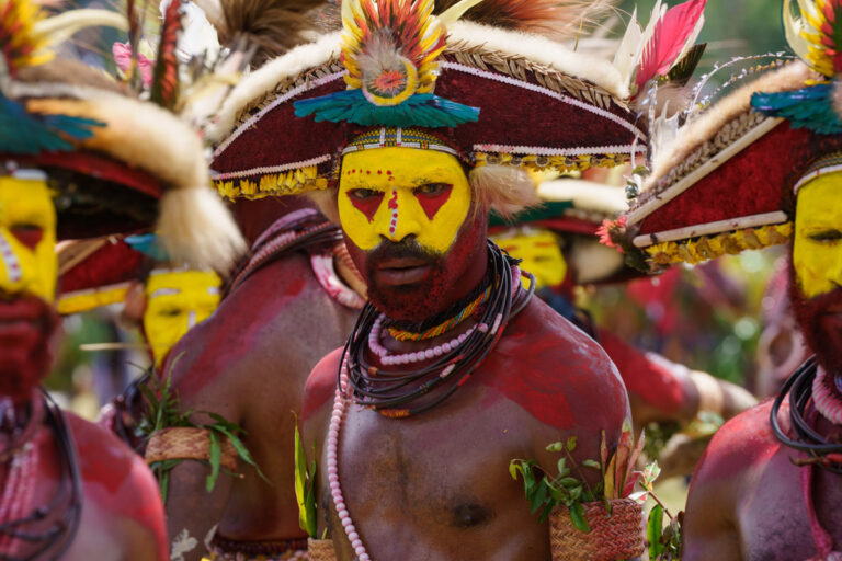 8. Los hombres de peluca Huli de Tari