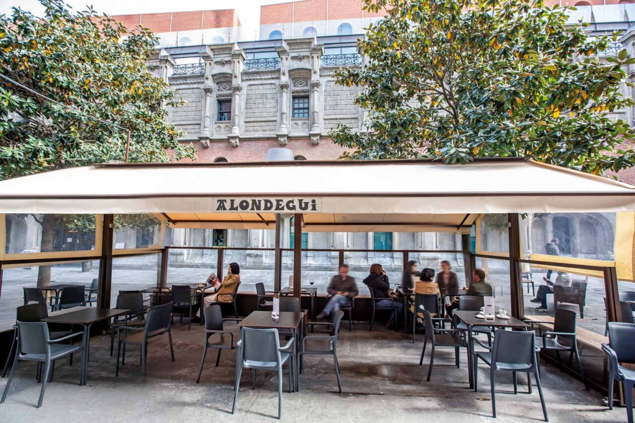 Terraza del bar Alondegui en Bilbao con mesas y sillas