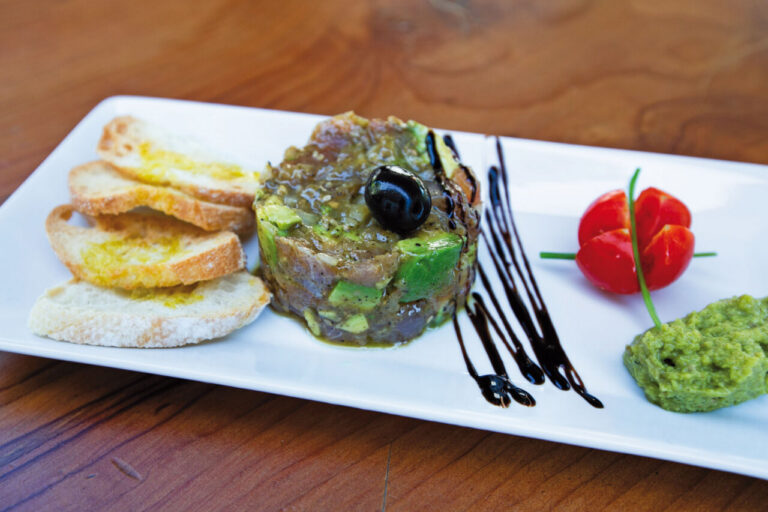 Plato de cocina mediterránea con arroz y guarniciones en Larruzz Bilbao