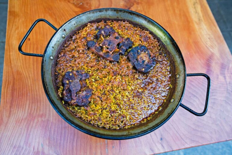 Paella de arroz mediterráneo con costra en Larruzz Bilbao