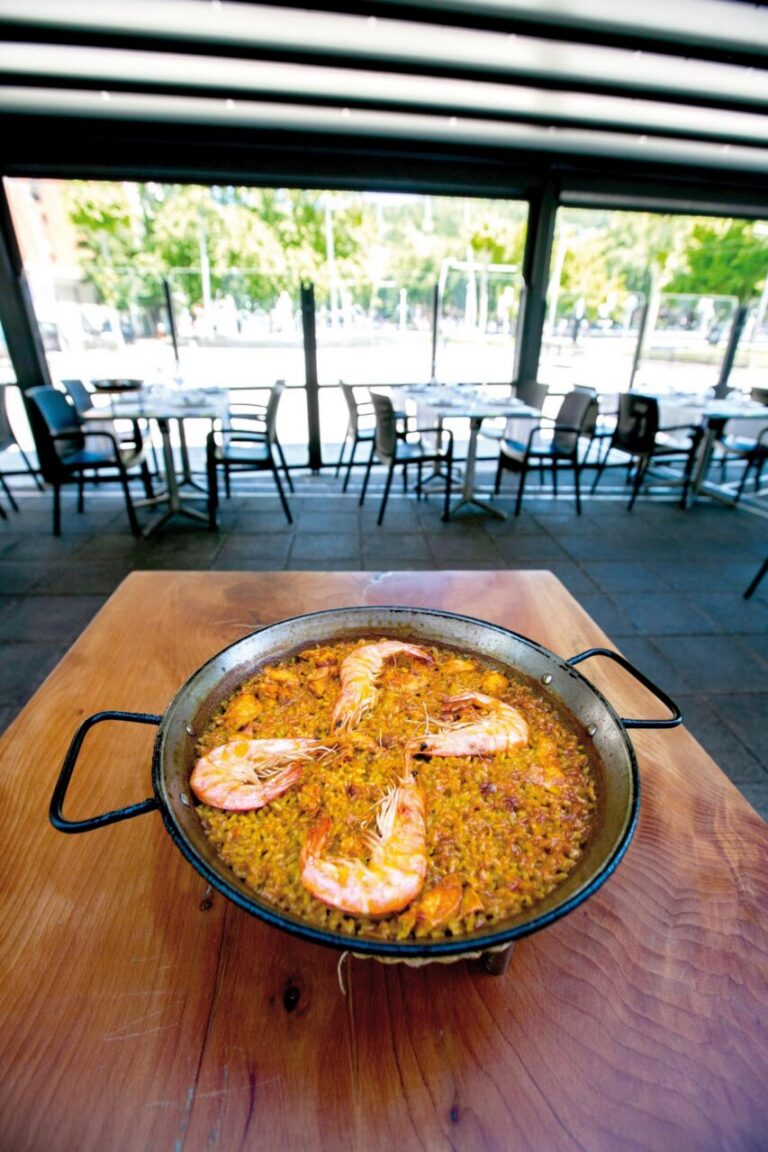 Paella de mariscos servida en la terraza de Larruzz Bilbao.