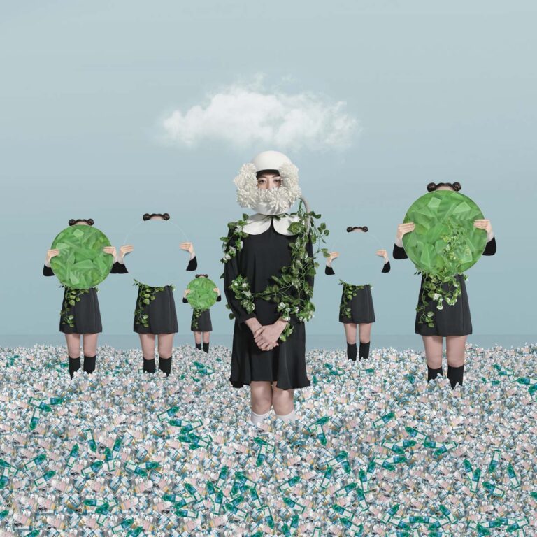 La preocupación ambiental de Hardibudi encuentra forma en esta serie que denuncia la crisis del plástico. Botellas y desechos aparecen como símbolos de un legado oscuro que amenaza la biodiversidad y los ecosistemas que heredarán las próximas generaciones.