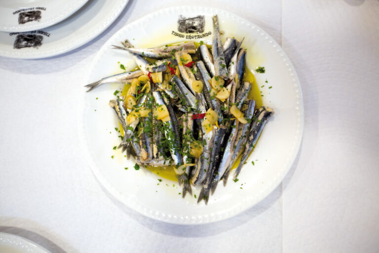 Antxoas a la bilbaína, escaldadas con agua de mar.