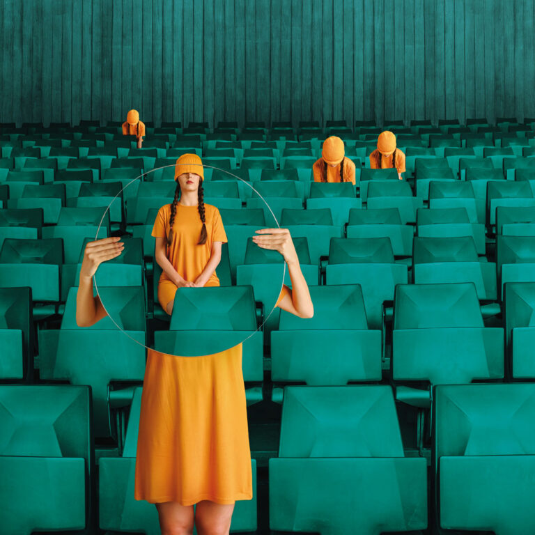 Rodada en un antiguo teatro de Yakarta, esta serie retrata las reacciones humanas frente al miedo en el cine. Los gestos exagerados, la tensión y la sombra dan vida a una metáfora sobre cómo el terror nos habita incluso cuando sabemos que es ficción.