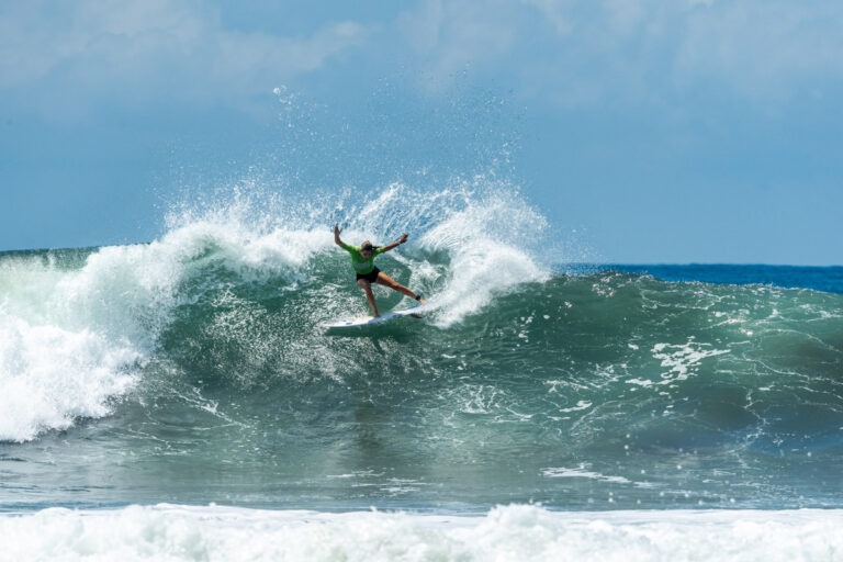 Ninguna de las favoritas pudo arrebatar el liderato a Janire en una final magnífica. © Jersson Barboza. International Surfing Association.