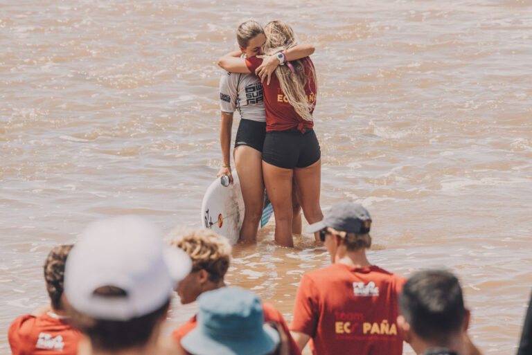 Janire se fundió en un emotivo abrazo con su hermana, Annette, nada más salir del agua. © Pablo Franco. International Surfing Association.