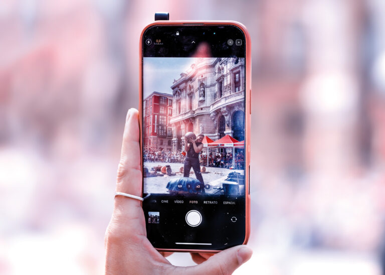 Una joven inmortaliza la prueba con su móvil: tradición y fuerza vistas a través de la pantalla