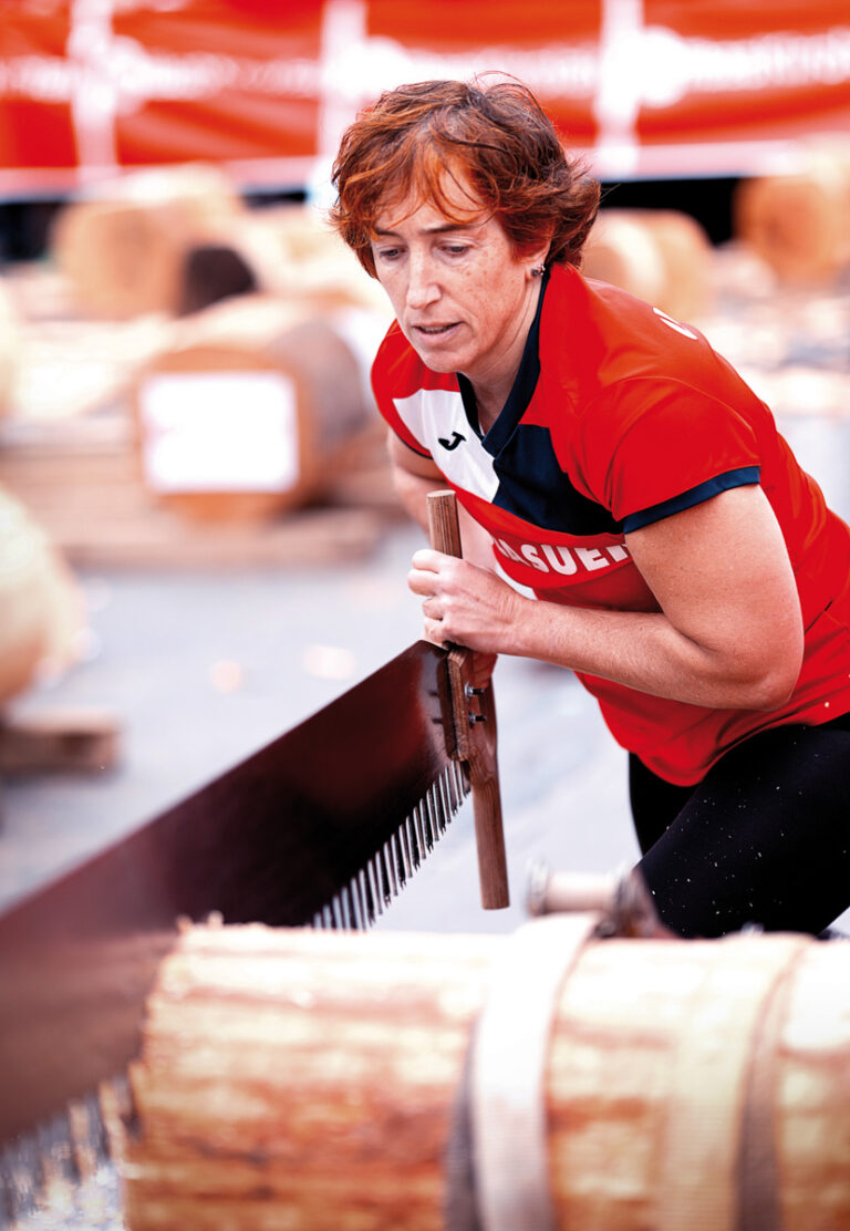Manejando la trontza en plena exhibición: coordinación, ritmo y resistencia para cortar el tronco con la sierra tradicional.