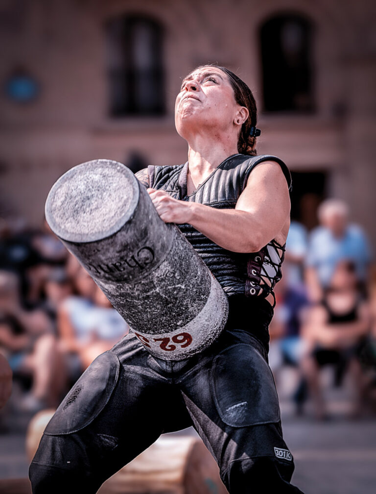 Concentración y técnica para alzar una piedra cilíndrica de 75 kilos, uno de los grandes retos de las harrijasotzaileak.