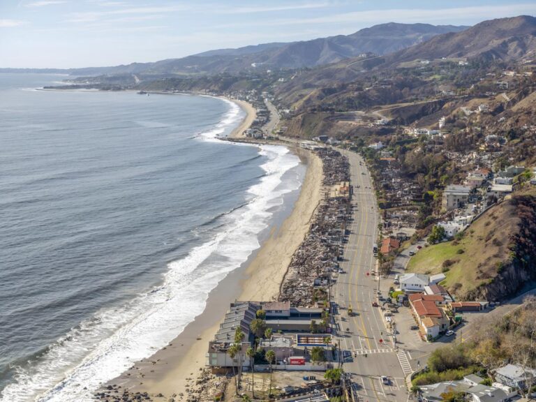 Malibú tras el incendio. El paisaje costero convertido en testimonio de la fragilidad humana ante la naturaleza. ©Jeffrey Milstein