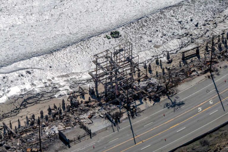 Malibú tras el incendio. El paisaje costero convertido en testimonio de la fragilidad humana ante la naturaleza. ©Jeffrey Milstein