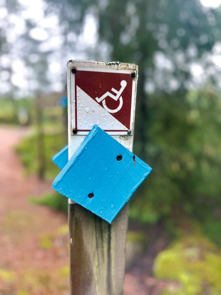 Senderos adaptados para personas con movilidad reducida.