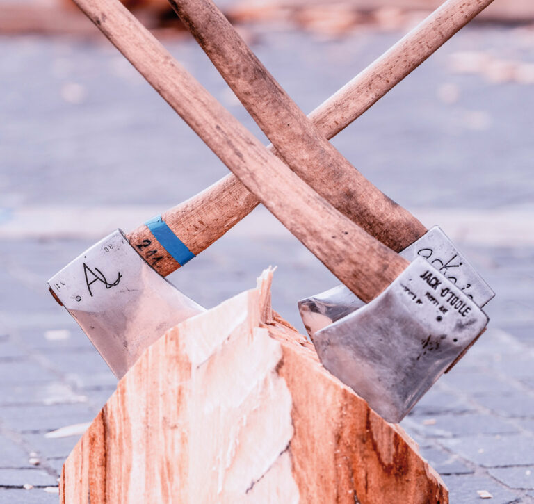 Hachas cruzadas sobre un tronco en el deporte vasco Herri Kirolak