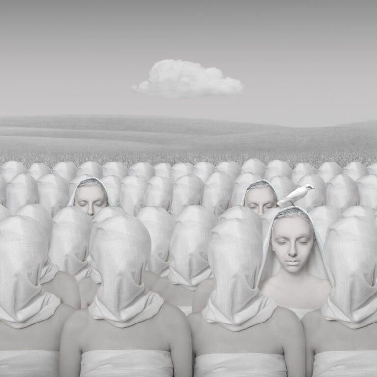 ¿Qué sucede en un mundo sin color? Esta serie imagina una realidad monocroma donde la vida pierde sus matices y todo se convierte en sombra de lo posible. Bianco es una metáfora sobre la monotonía y la necesidad de recuperar la vitalidad de la existencia.