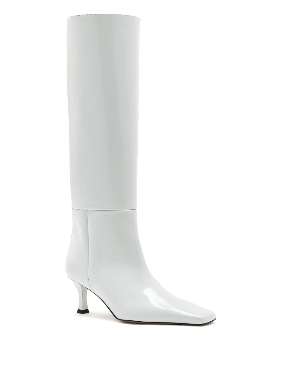 Bota blanca de Proenza Schouler con diseño elegante y tacón bajo. © Proenza Schouler