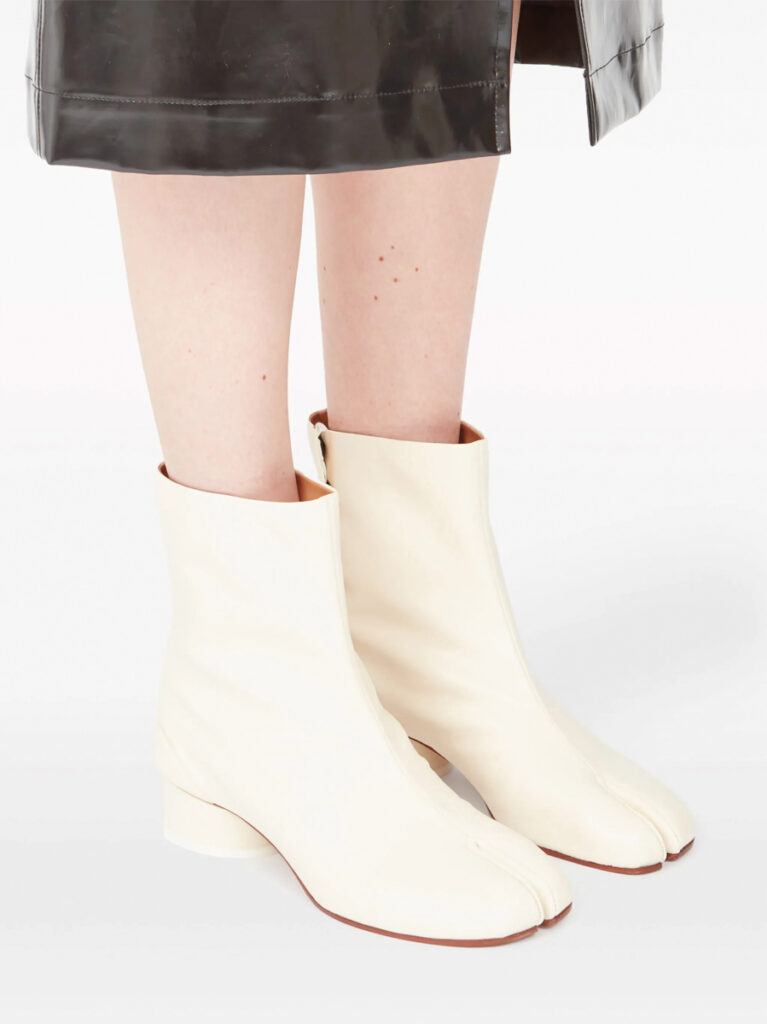 Botas de Maison Margiela con puntera tabi en color blanco. © Maison Margiela