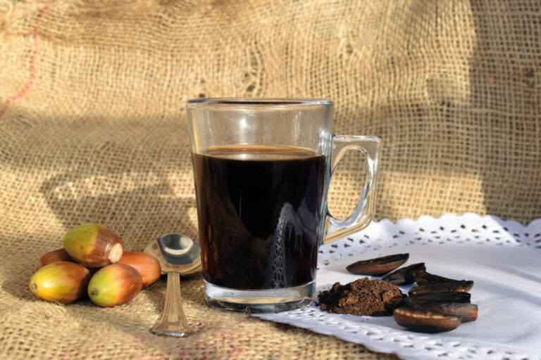 Taza de café de bellotas tostadas con bellotas y cuchara