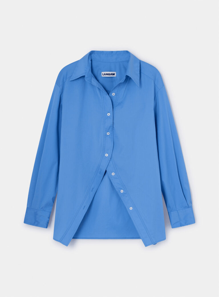 Camisa azul de Laagam con corte clásico y botones. © Laagam
