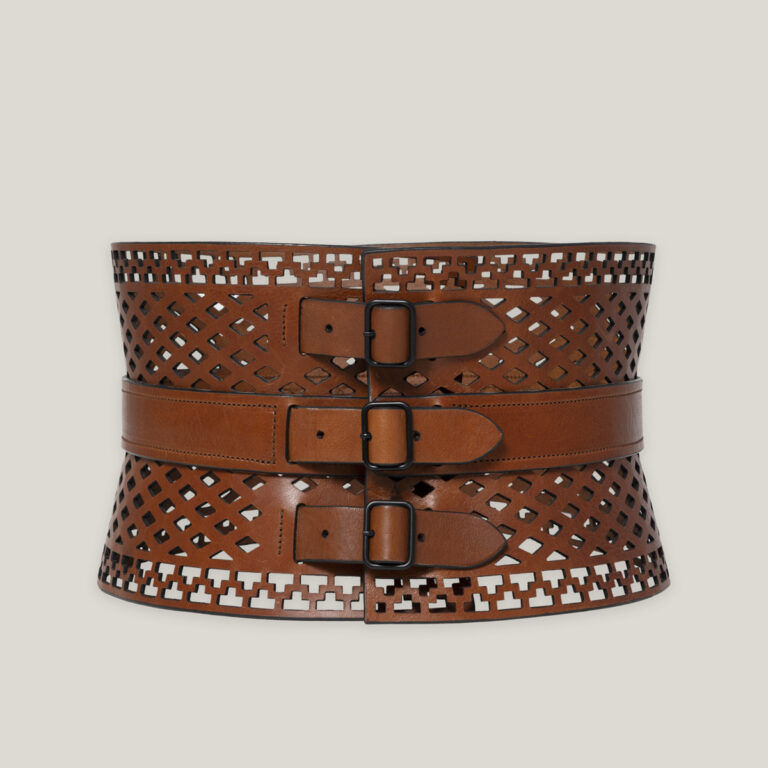 Cinturón de piel con diseño calado y hebillas dobles. © Dorantes Harness